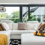 Stunning Villa ! Pool Gym Sauna Garden Garage