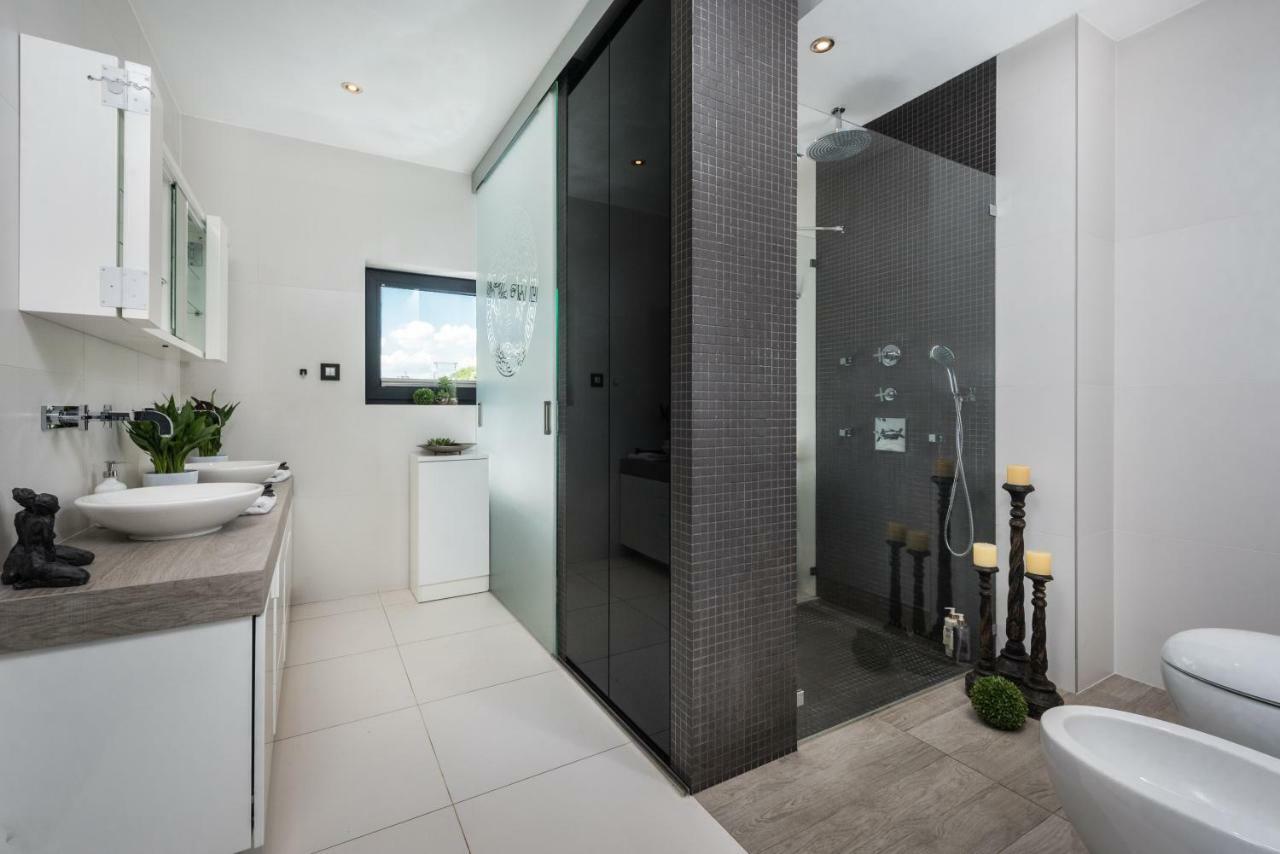 Stunning ! Pool Gym Sauna Garden Garage Ferienhaus