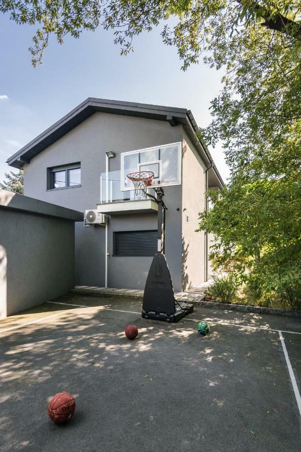 Ferienhaus Stunning ! Pool Gym Sauna Garden Garage